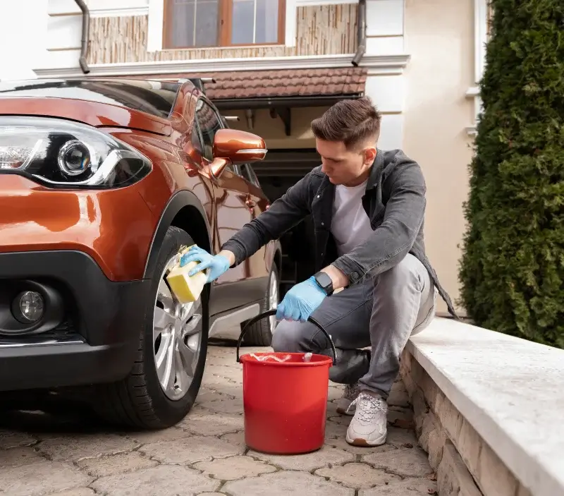 Lavage auto à domicile Lachapelle-sous-Aubenas : professionnel intervenant sur un véhicule